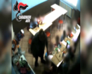 I bambini derisi e umiliati dalle maestre d’asilo